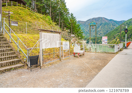 靜岡縣川根本町奧大井彩虹橋的紅葉染紅的奧大井彩虹橋 靜岡縣川根本町奧大井彩虹橋的紅葉染紅的奧大井彩虹橋 121978789