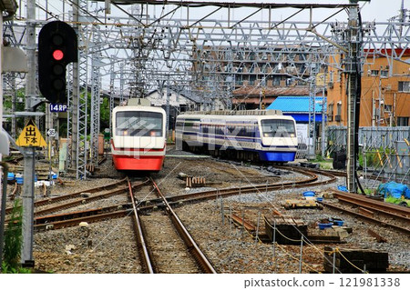 特快「兩毛號」在軌道更換為高架軌道的路段平穩運行。 特快「兩毛號」在軌道更換為高架軌道的路段平穩運行。 121981338