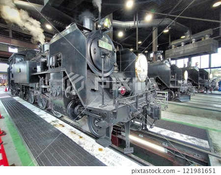 扇形機房內一字排開…三台「SL Taiju」C11蒸汽機車 121981651