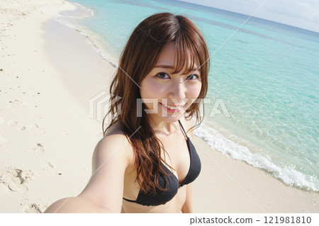 Enjoy a selfie with the clear water and white sand 121981810