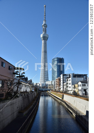 從十間橋看到的東京晴空塔(東京都墨田區) 從十間橋看到的東京晴空塔(東京都墨田區) 121981857