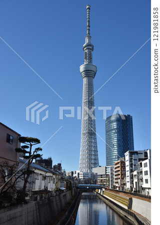 從十間橋看到的東京晴空塔(東京都墨田區) 從十間橋看到的東京晴空塔(東京都墨田區) 121981858