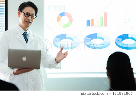 Doctor presenting research 121981965