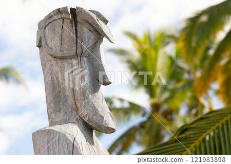 Wooden statue of Hawaiian god in the national historical park. 121983898