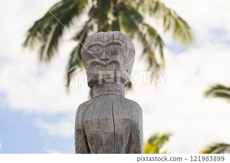 Wooden statue of Hawaiian god in the national historical park. 121983899