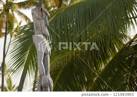 Wooden statue of Hawaiian god in the national historical park. 121983903