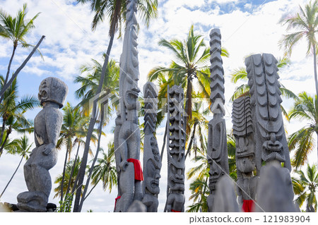 Wooden statues of Hawaiian gods in the national historical park. Wooden statues of Hawaiian gods in the national historical park. 121983904