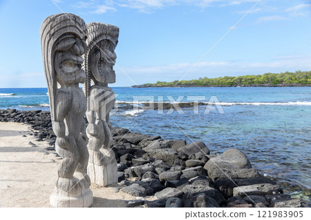 Protector ki'i statues of Hawaiian gods at Haleo Keawe. 121983905