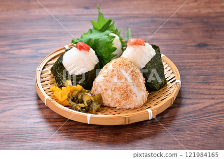 Omusubi、飯糰、musubi、飯糰、飯糰、米、米、李子、鮭魚、紫蘇、芝麻飯糰。 121984165