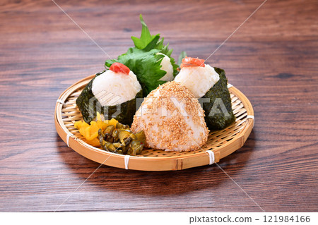 Omusubi、飯糰、musubi、飯糰、飯糰、米、米、李子、鮭魚、紫蘇、芝麻飯糰。 121984166