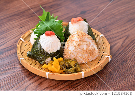 Rice ball, omusubi, omusubi, onigiri, onigiri, rice, cooked rice, plum, salmon, shiso, sesame rice ball. Rice ball, omusubi, omusubi, onigiri, onigiri, rice, cooked rice, plum, salmon, shiso, sesame rice ball. 121984168