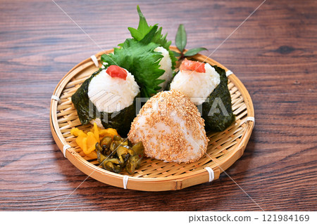 Rice ball, omusubi, omusubi, onigiri, onigiri, rice, cooked rice, plum, salmon, shiso, sesame rice ball. Rice ball, omusubi, omusubi, onigiri, onigiri, rice, cooked rice, plum, salmon, shiso, sesame rice ball. 121984169