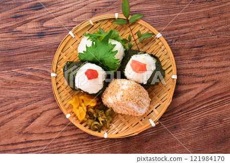 Rice ball, omusubi, omusubi, onigiri, onigiri, rice, cooked rice, plum, salmon, shiso, sesame rice ball. 121984170