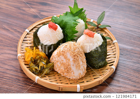 Rice ball, omusubi, omusubi, onigiri, onigiri, rice, cooked rice, plum, salmon, shiso, sesame rice ball. 121984171