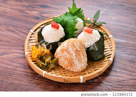 Rice ball, omusubi, omusubi, onigiri, onigiri, rice, cooked rice, plum, salmon, shiso, sesame rice ball. 121984172