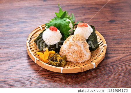 Rice ball, omusubi, omusubi, onigiri, onigiri, rice, cooked rice, plum, salmon, shiso, sesame rice ball. 121984173
