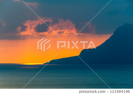 近海阿爾卑斯山的口永良部島和屋久島的夕陽（夏季） 121984196