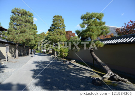 Approach to Daitokuji Temple, Murasakino, Kita Ward, Kyoto City 121984305