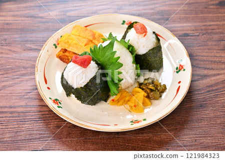 Omusubi、飯糰、musubi、飯糰、飯糰、米、飯、梅子、鮭魚、紫蘇飯糰。 Omusubi、飯糰、musubi、飯糰、飯糰、米、飯、梅子、鮭魚、紫蘇飯糰。 121984323