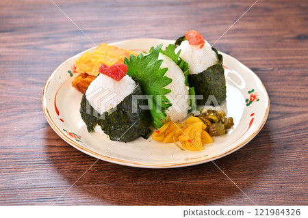 Rice ball, omusubi, omusubi, onigiri, onigiri, rice, cooked rice, plum, salmon, and shiso rice balls. Rice ball, omusubi, omusubi, onigiri, onigiri, rice, cooked rice, plum, salmon, and shiso rice balls. 121984326
