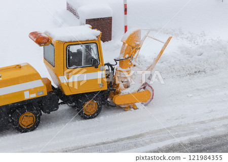 一種小型旋轉式掃雪機，用於清除積雪道路上的積雪。 121984355