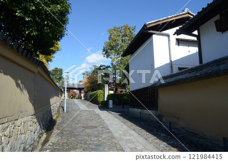 Daitokuji Temple, Daisen-in Temple and Hoshun-in Temple Approach, Murasakino, Kita-ku, Kyoto City 121984415