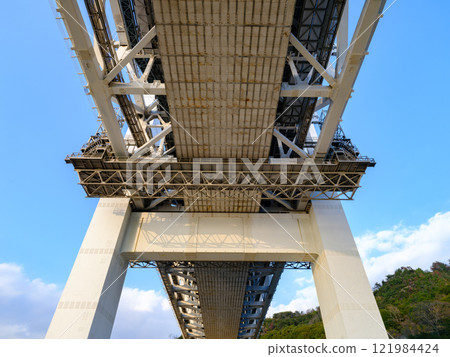 The structure of the Great Seto Bridge seen from directly below 121984424