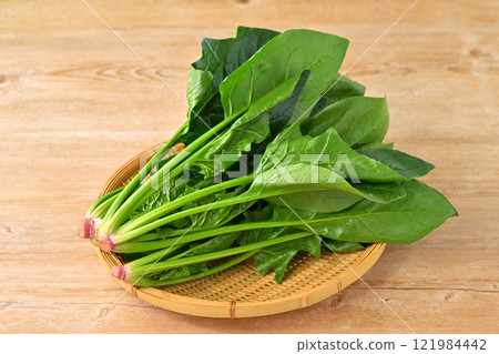 Fresh spinach, spinach, green and yellow vegetables, leafy vegetables, and winter vegetables. Fresh spinach, spinach, green and yellow vegetables, leafy vegetables, and winter vegetables. 121984442