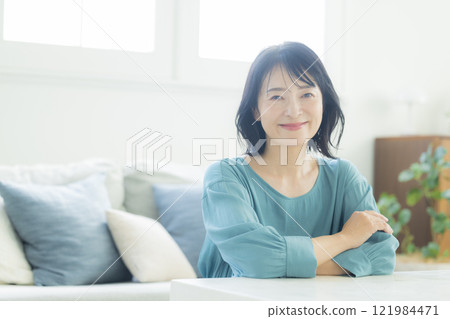 Middle-aged woman in the living room 121984471