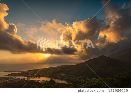 Morning view of the Yakushima Offshore Alps (September) Mysterious and fantastical sunrise 121984639