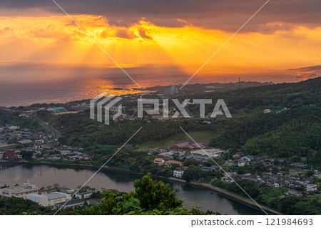 The rays of the morning sun: Yakushima, the island where the gods reside (Autumn) 121984693