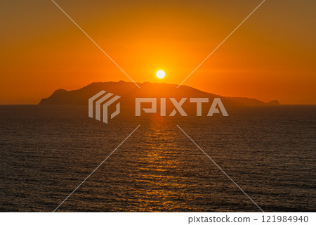 從近海阿爾卑斯山的屋久島眺望口永良部島的夜景（秋季） 121984940