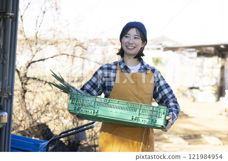 Woman working in the fields 121984954