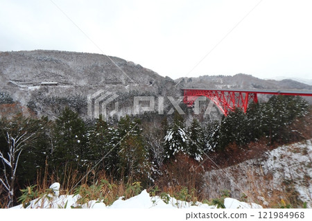 A view of snow-covered roadside station Okuizumo Orochi Loop (Kisuki Line, Miino Ohashi Bridge) 121984968