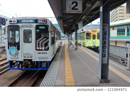 Matsuura Railway MR-600 train bound for Imari (Sasebo Station) Matsuura Railway MR-600 train bound for Imari (Sasebo Station) 121984971