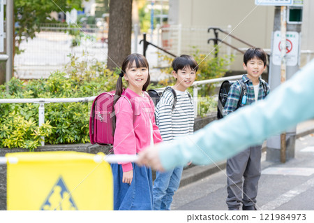 小學生上下學 小學生上下學 121984973