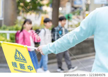 Elementary school students going to and from school 121984976