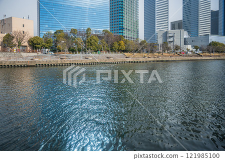 大阪市第二寢屋川，在陽光的照射下閃閃發光的河流 121985100