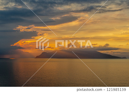 從近海阿爾卑斯山的屋久島眺望日落和口永良部島（秋季） 121985139