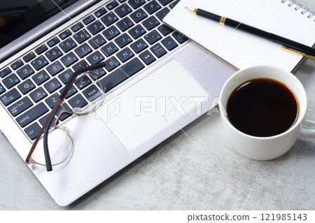 照片：有人在筆記型電腦上遠端工作，同時喝著現煮的咖啡 121985143