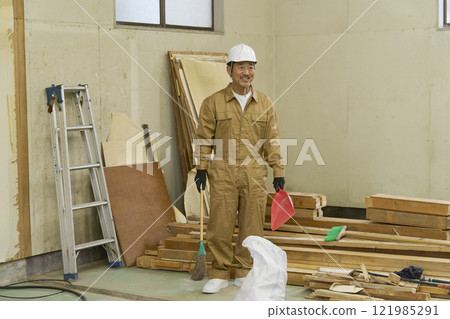 穿著工作服的男子拆除現場肖像 121985291
