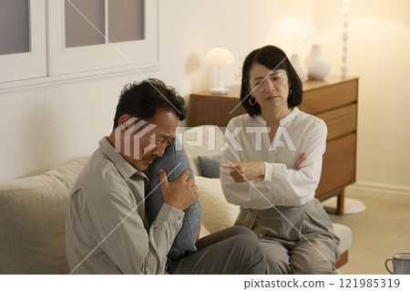 A couple of 18 years old having a marital dispute 121985319