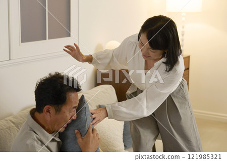 A wife who gets into a fight and uses violence against her husband 121985321