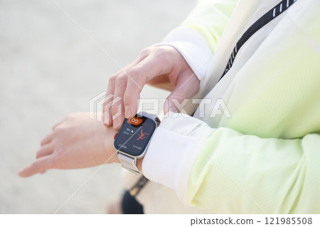 Measure with a smartwatch 121985508