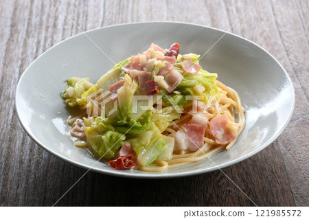 Chinese cabbage and bacon peperoncino Chinese cabbage and bacon peperoncino 121985572