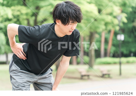 運動時退縮的男性(腰痛、腰部拉傷、疝氣、損傷、後遺症、復健) 運動時退縮的男性(腰痛、腰部拉傷、疝氣、損傷、後遺症、復健) 121985624