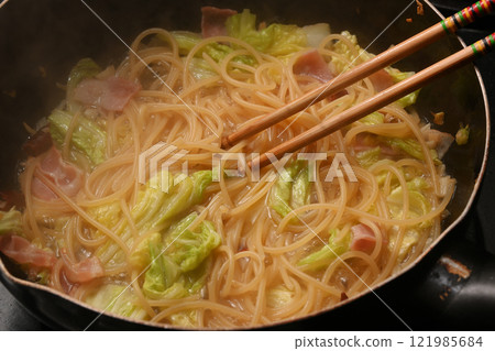 Chinese cabbage and bacon peperoncino 121985684