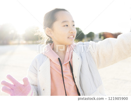 小學女生在外面玩耍 121985900