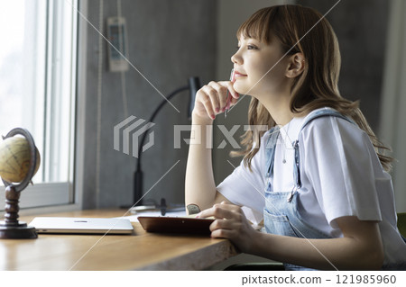 辦公桌前的可愛女人 121985960
