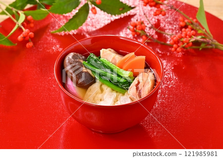 New Year's cuisine, Ozoni, Ozoni, mochi, mochi, shiitake mushrooms, chicken, New Year's cuisine, kamaboko, spinach, carrots, celebration New Year's cuisine, Ozoni, Ozoni, mochi, mochi, shiitake mushrooms, chicken, New Year's cuisine, kamaboko, spinach, carrots, celebration 121985981
